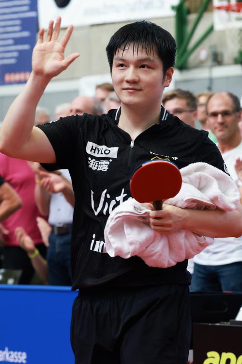 theo đuôi